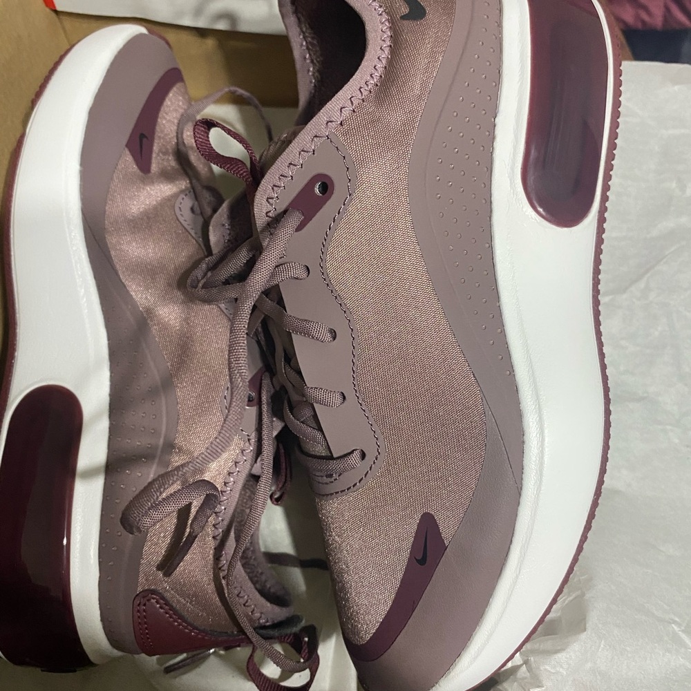 Nike Woman’s shoes size 5 AirMax Dia